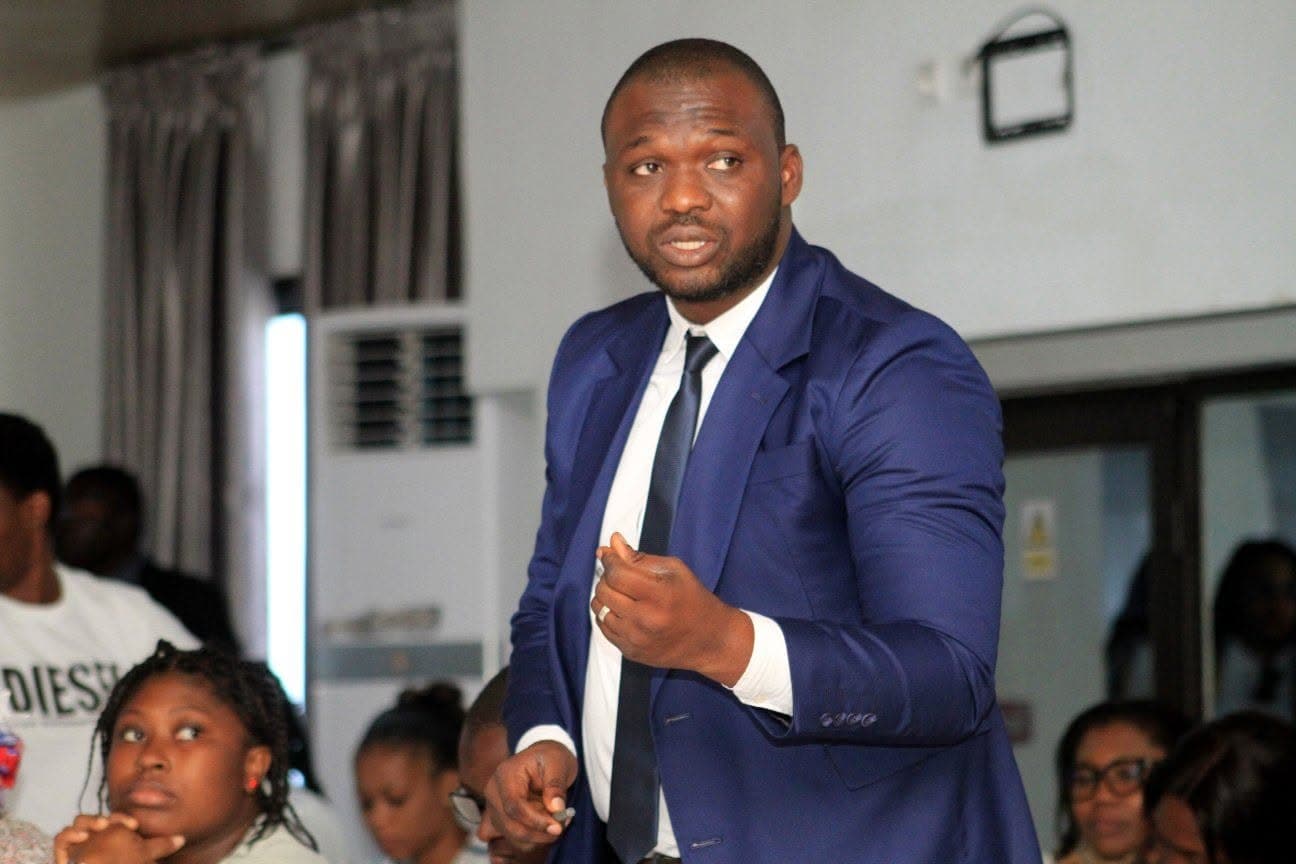 Abdoul Karim Camara prend la parole pendant le Hack Tourisme