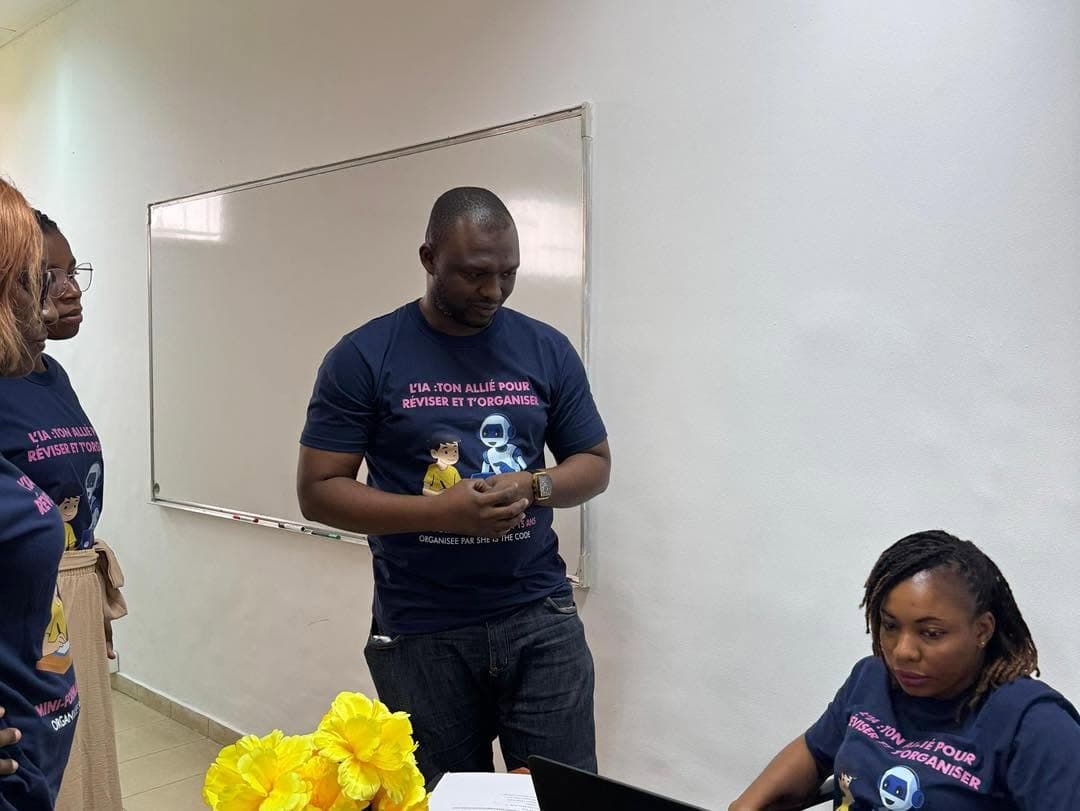 Abdoul Karim Camara avec des membres de l’équipe pendant l’atelier