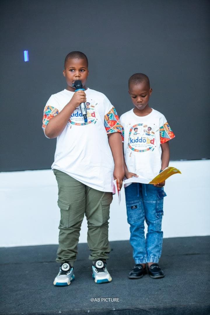 Deux enfants présentent KidooBD sur scène