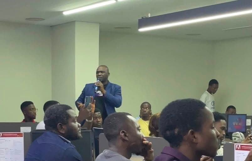 Abdoul Karim Camara présente un atelier sur les agents IA au Vibeathon